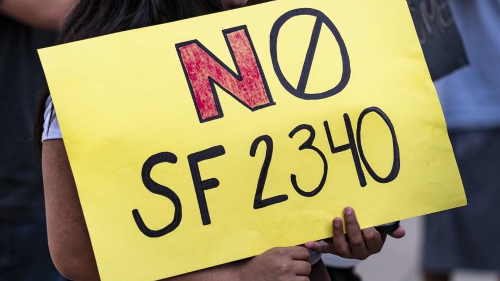 sign that says no SF 2340
